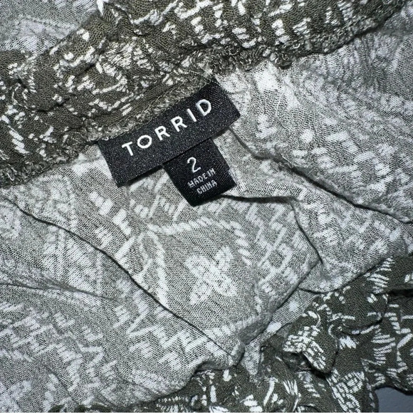 Torrid 2‎ army green with small white flowers cropped off the shoulder top - Picture 6 of 6